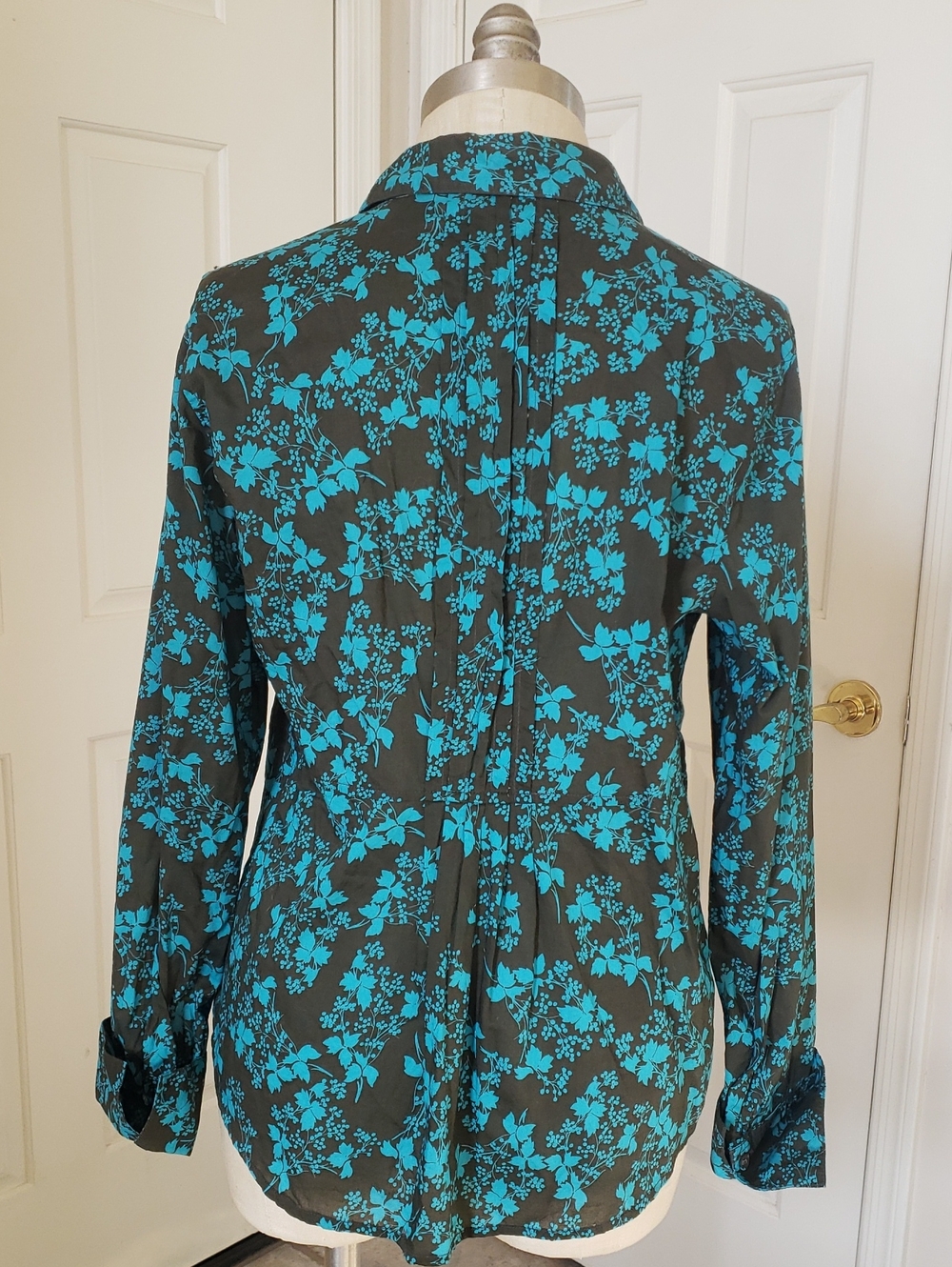 Eddie Bauer Teal Charcoal Floral Pintuck Button‑Down Shirt | Size Medium - Picture 5 of 16